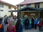 stretnutie dobrovoľníkov na námestí Obecného úradu Klokočov, kde ich  privítal starosta obce Ľuboš Stríž