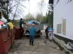 pracovníci OÚ triedia a vykladajú zozbieraný odpad