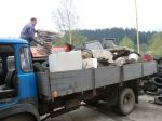 pracovník OÚ - František Čuboň pri vykladaní odpadu