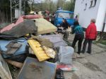 obecnú techniku: TATRU plnú zozbieraného odpadu obsluhoval Metoděj Čuboň, pracovník OÚ