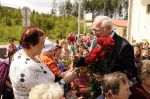 Mudr. Miroslav Mikolášik - europoslanec rozdáva kvety