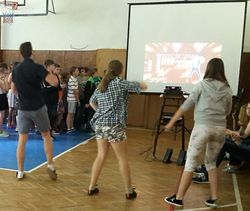 Vďaka Nadácii Volkswagen Slovakiana ZŠ Klokočov začal prebiehať projekt Rozhýb telo v rytme tanca